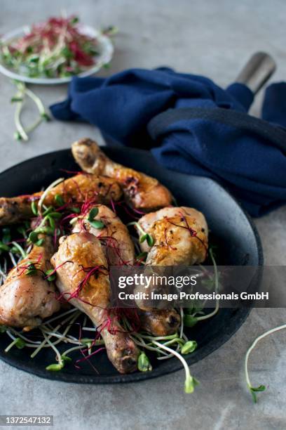 chicken drumsticks - chicken thigh stockfoto's en -beelden