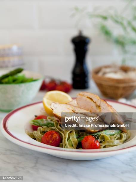 lemon fried chicken - pasta agli spinaci foto e immagini stock