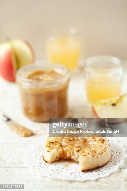 toasted crumpet spread with caramel - crumpet fotografías e imágenes de stock