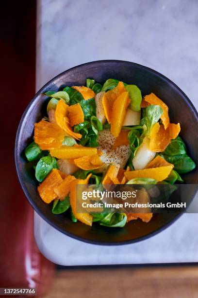 asparagus salad with oranges, mimolette and lambs lettuce - mimolette stock-fotos und bilder