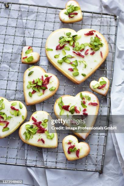 cranberry and lemon cookies with pistachios - cranberry heart stock-fotos und bilder