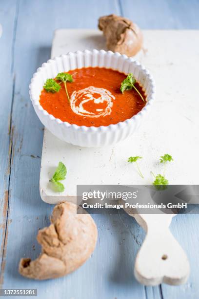 tomato soup with parsley and rye bread - buttermilch stock-fotos und bilder