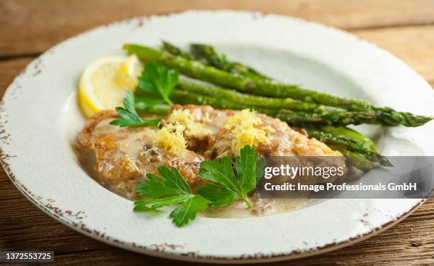 lemon chicken with green asparagus - lemon chicken stock pictures, royalty-free photos & images