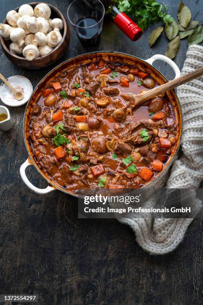 beef bourguignon - beef bourguignon stock pictures, royalty-free photos & images