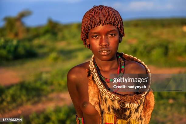 junge frau aus hamer, omo valley, äthiopien, afrika - hamer stock-fotos und bilder
