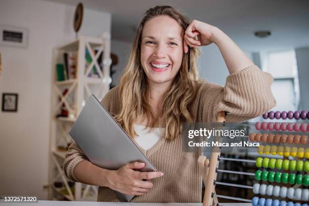 retrato de una maestra en casa - abacus computer fotografías e imágenes de stock