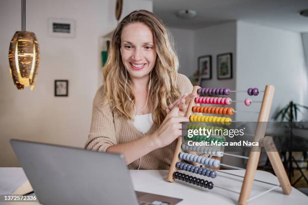 enseñanza en línea - abacus computer fotografías e imágenes de stock