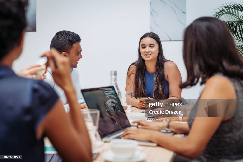 Lavoro di squadra in ufficio - i dipendenti lavorano insieme in ufficio