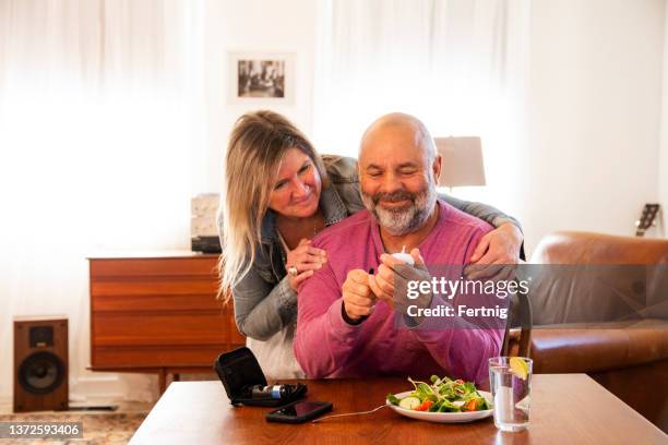 controlar la diabetes con amor y apoyo - diabetes fotografías e imágenes de stock