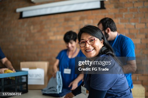 Retrato de un voluntario que trabaja en un centro de donación de caridad comunitaria Retrato de un voluntario que trabaja en un centro de donación de caridad comunitaria