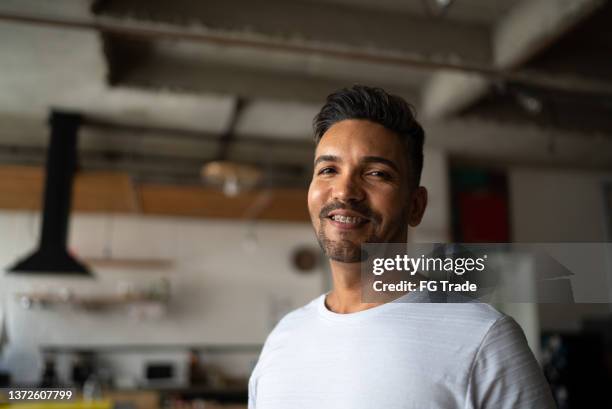 portrait of a mid adult man at home - braces 個照片及圖片檔