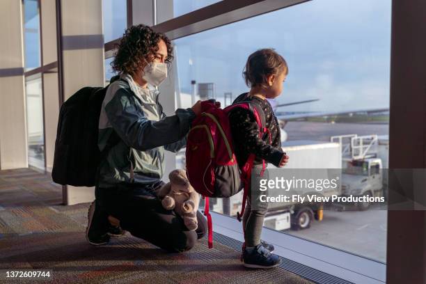 mother and daughter at airport - baby gate imagens e fotografias de stock