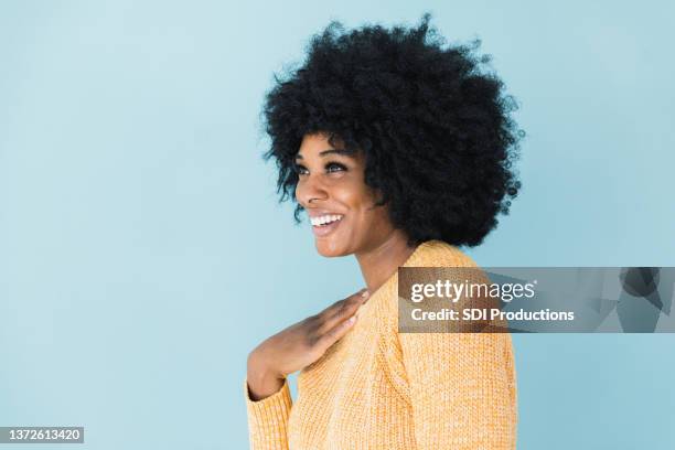 profilfoto schöne frau mit hand an brust - female afro amerikanisch portrait stock-fotos und bilder