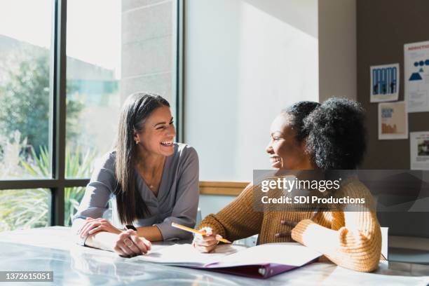 tutor di insegnanti di scuola superiore femminili premurosi studentessa - student high school foto e immagini stock