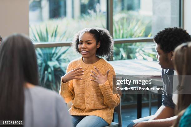 verärgertes teenager-mädchen spricht während der therapiesitzung über emotionen - gruppentherapie stock-fotos und bilder