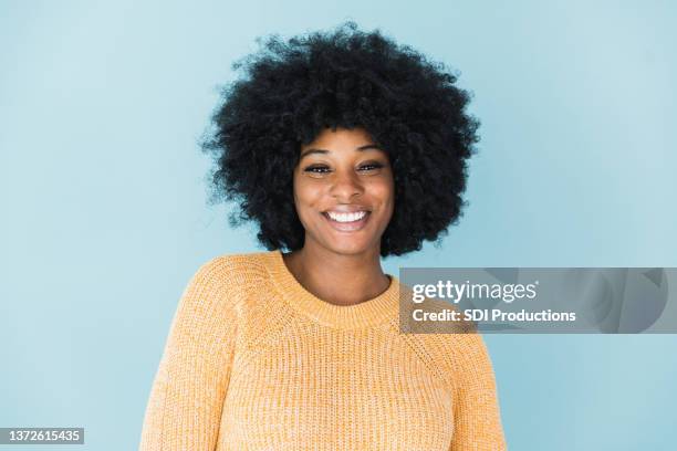 joven adulta creativa profesional sonrisas para la cámara - fondo con color fotografías e imágenes de stock