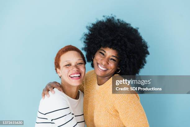 friends laughing - zustand stockfoto's en -beelden