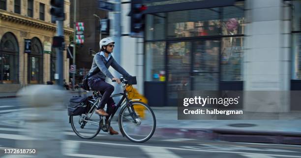 e-bike pendlerfahrt auf separatem radweg - fahrradfahrer stadt stock-fotos und bilder