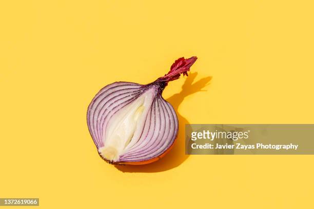 half red onion on yellow background - red onion top view stock pictures, royalty-free photos & images