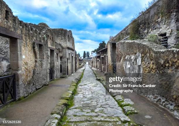 majestic roman street in ercolano ("herculaneum"), campania, italy - ercolano stock-fotos und bilder