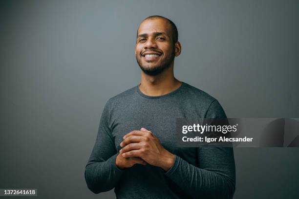 portrait of a businessman on gray background - trots stockfoto's en -beelden