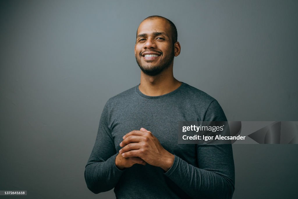 Retrato de um homem de negócios em fundo cinza