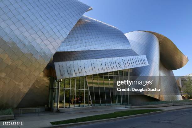 modern designed peter b. lewis building at case western reserve university - cleveland ohio stock-fotos und bilder