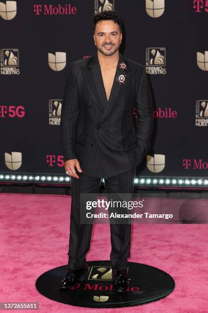 Luis Fonsi attends Univision's 34th Edition Of Premio Lo Nuestro a la Música Latina at FTX Arena on February 24, 2022 in Miami, Florida.