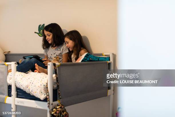 screen time with my sister - kids in bunk bed stock pictures, royalty-free photos & images
