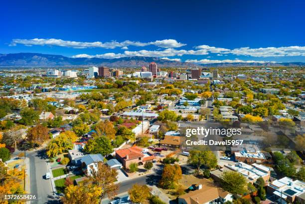 albuquerque skyline mit nachbarschaften und bergen - sandia mountains stock-fotos und bilder