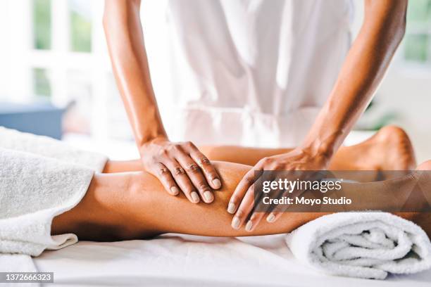 foto de una joven irreconocible recibiendo masajes en un spa de belleza - black massage therapist fotografías e imágenes de stock