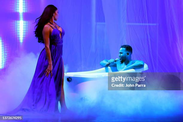Romeo Santos performs during Univision's 34th Edition Of Premio Lo Nuestro a la Música Latina at FTX Arena on February 24, 2022 in Miami, Florida.