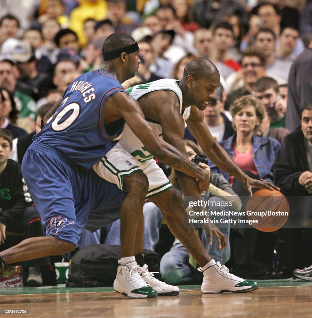 (3/13/05-Boston, MA) Gary Payton drives for the net against wizard Larry Hughes as the Celtics take on the Wizards at the Fleet Center, 3/13/05. (031305celticssc0-staff photo by stuart cahill, saved in mon)