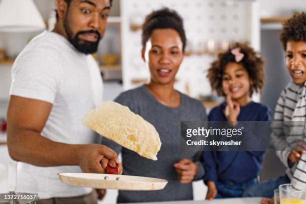 pfannkuchen in der küche zubereiten! - pancake toss stock-fotos und bilder