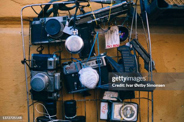 cámaras antiguas y una pistola vendida en un mercado de pulgas en lviv, ucrania - second hand fotografías e imágenes de stock