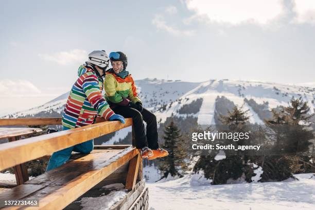 winter vacation - family in snow mountain stockfoto's en -beelden