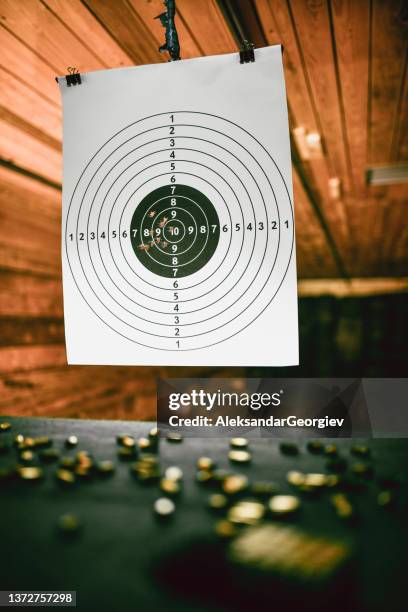 cible sur le champ de tir avec d’excellents résultats - cible militaire photos et images de collection