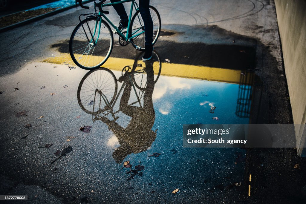 Hombre montar bicicleta en la ciudad