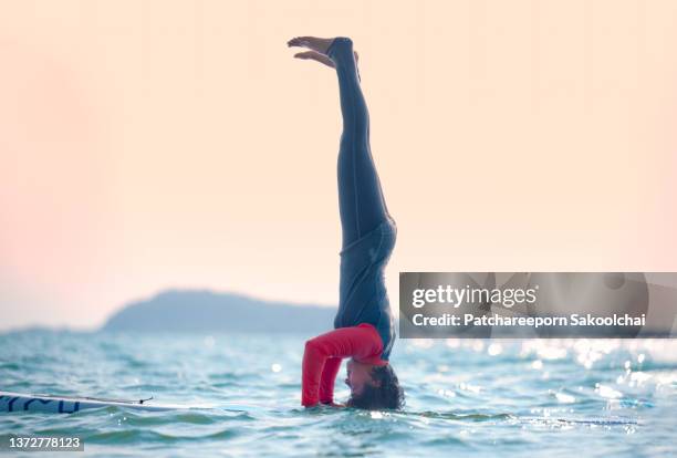 floating yoga - surf board foto e immagini stock