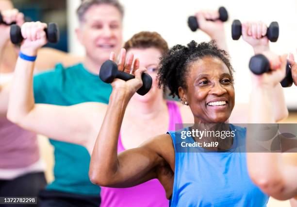 mujer senior afroestadounidense en la clase de ejercicio - ejercicio físico fotografías e imágenes de stock