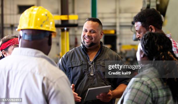 multirassische gruppe, die in der fabrik arbeitet und ein treffen hat - diversity people industry stock-fotos und bilder