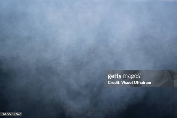 light smoke texture on a dark background,grey smoke overlay texture movement. - nebel stock-fotos und bilder