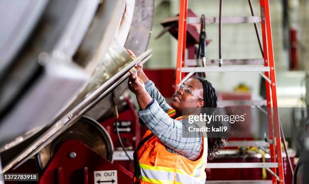 金属加工店で働くアフリカ系アメリカ人女性 - manufacturing occupation ストックフォトと画像