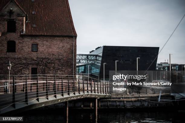 royal danish library - copenhagen, denmark. - koninklijke bibliotheek kopenhagen stockfoto's en -beelden