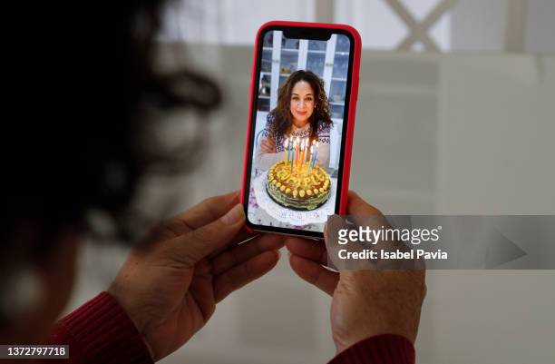 women celebrating birthday on teleconference with her mom - parcel laptop stock pictures, royalty-free photos & images