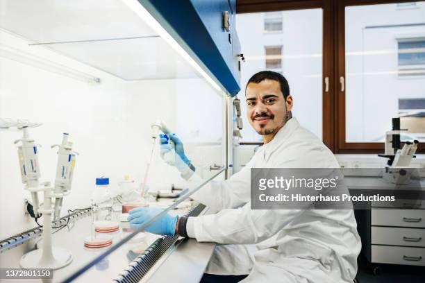 portrait of medical student working with dangerous chemicals in laboratory - chimiste photos et images de collection