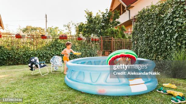 diviértete en nuestra piscina hinchable - backyard pool fotografías e imágenes de stock