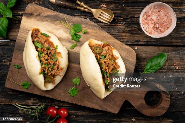 bao buns with pulled pork - pão de leite imagens e fotografias de stock