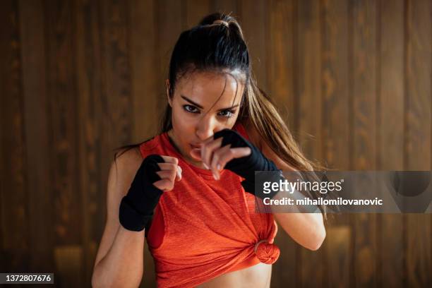 don't underestimate what she can do - woman gym boxing stockfoto's en -beelden