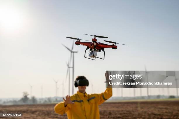 drone pilot engineer explore how wind turbines work - drone foto e immagini stock